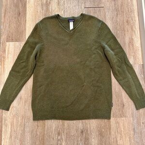 Patagonia Men's V-Neck Sweater in Olive